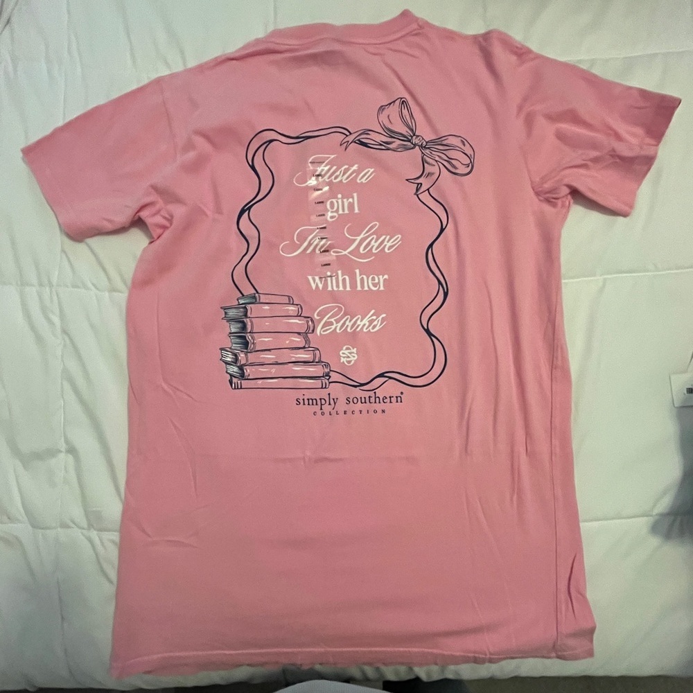 Simply Southern “Just A Girl In Love With Her Books”. Size Large. Pink